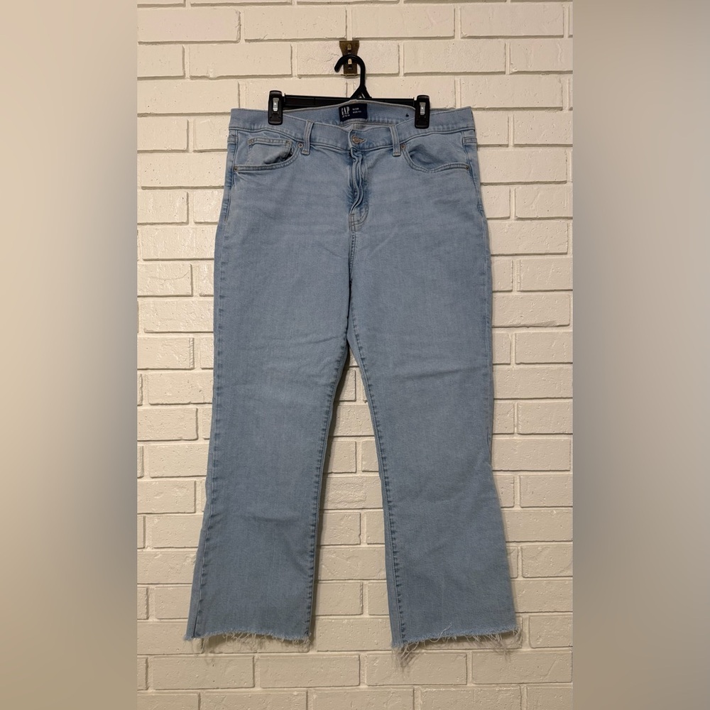 GAP Denim Kick Fit Jeans Women’s Size 16 / 33R Light Wash Raw Hem